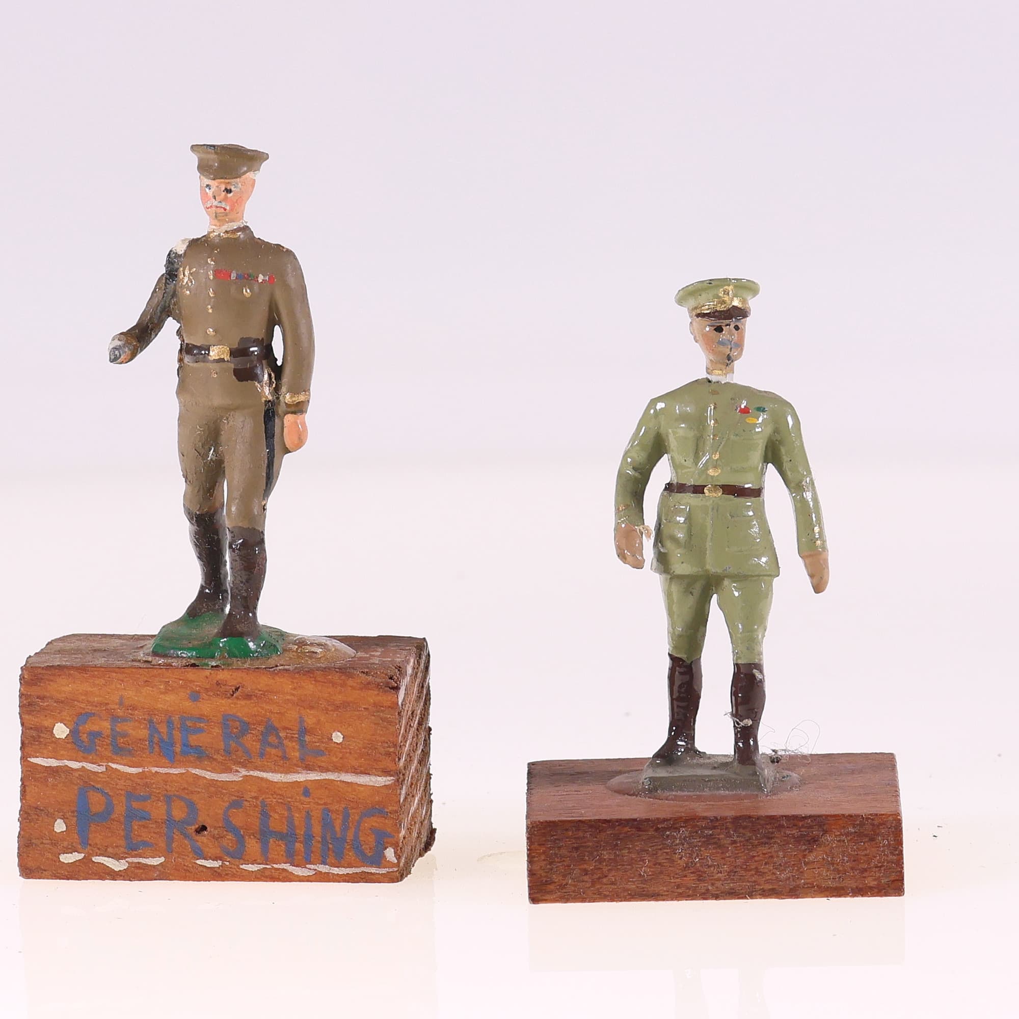 General Pershing et autre soldat en métal sur socle bois Grade B sans boîte