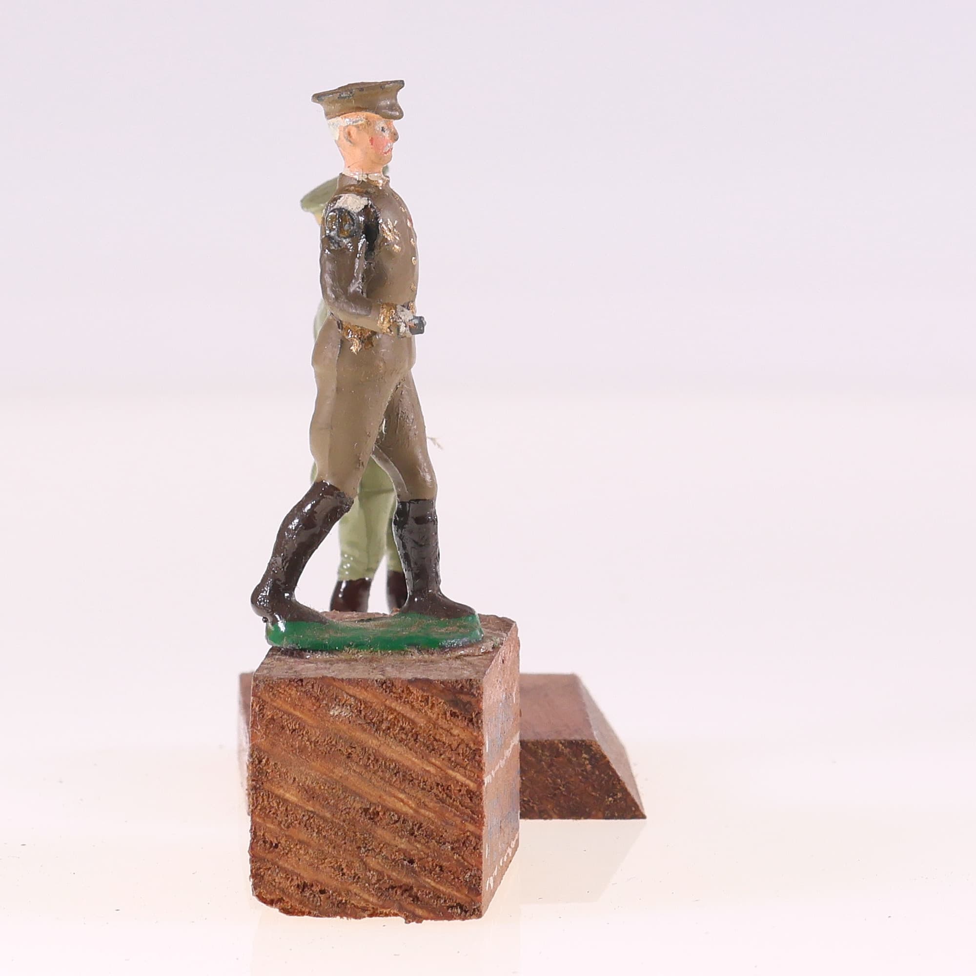 General Pershing et autre soldat en métal sur socle bois Grade B sans boîte — miniature 4