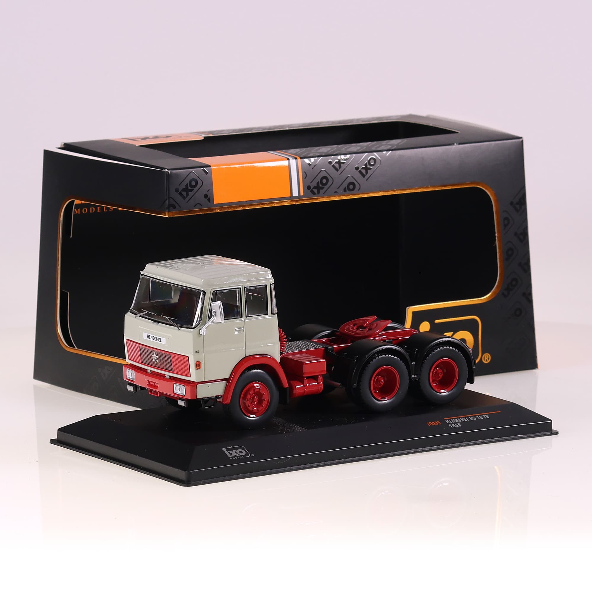 IXO TR085 Henschel HS 19 TS 1966 1966 1/43 camion avec boîte — photo 1