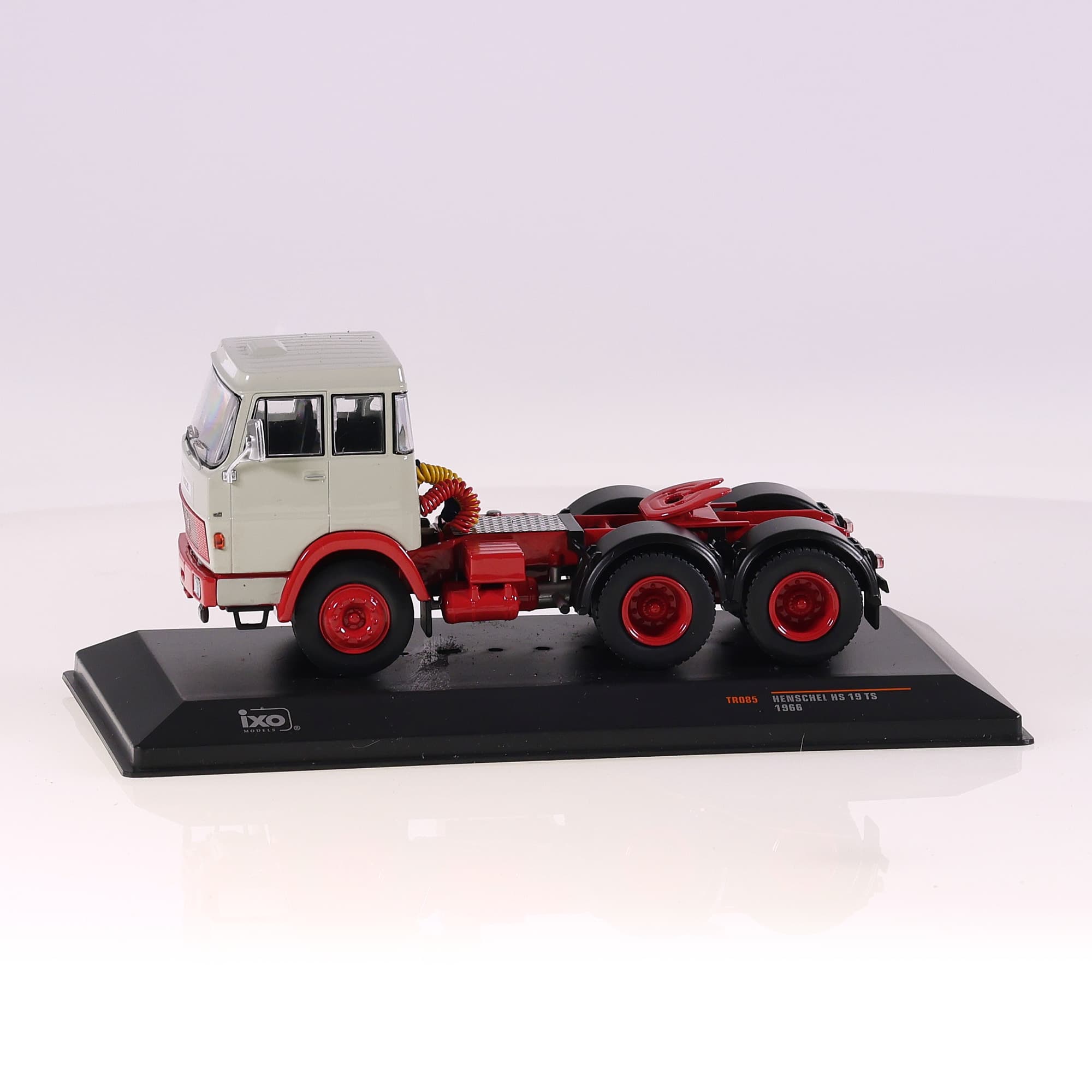 IXO TR085 Henschel HS 19 TS 1966 1966 1/43 camion avec boîte — miniature 2