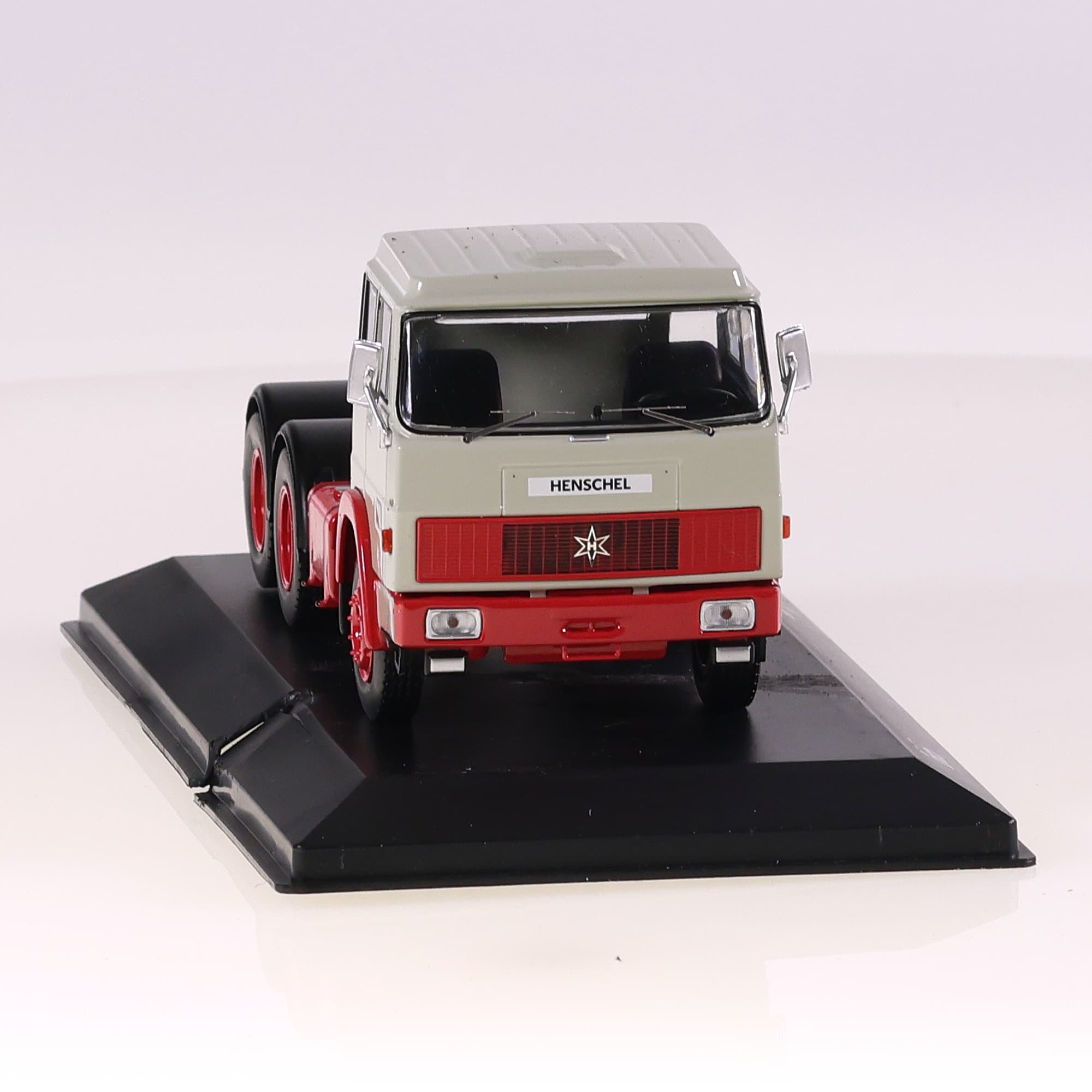 IXO TR085 Henschel HS 19 TS 1966 1966 1/43 camion avec boîte — miniature 8