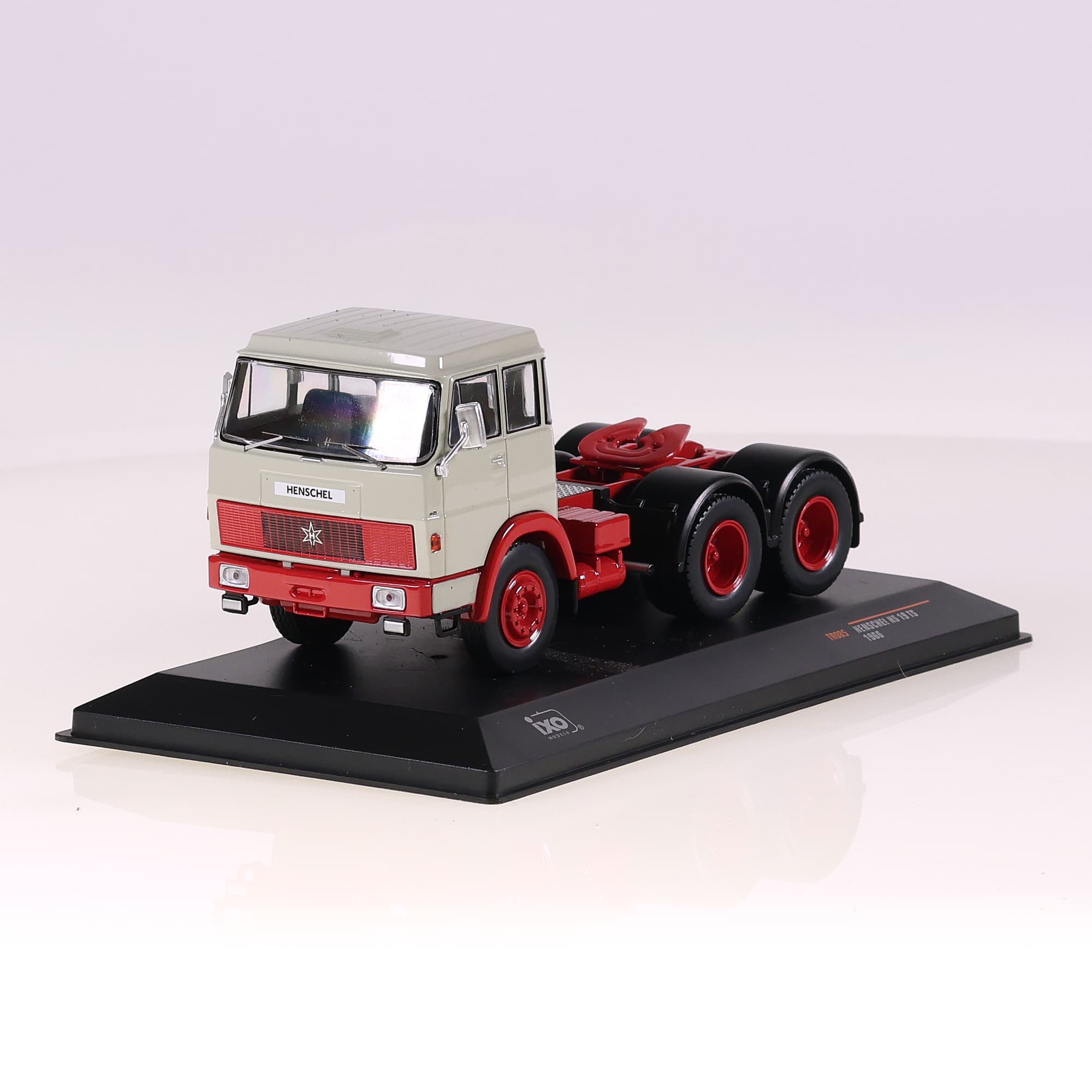 IXO TR085 Henschel HS 19 TS 1966 1966 1/43 camion avec boîte — miniature 9