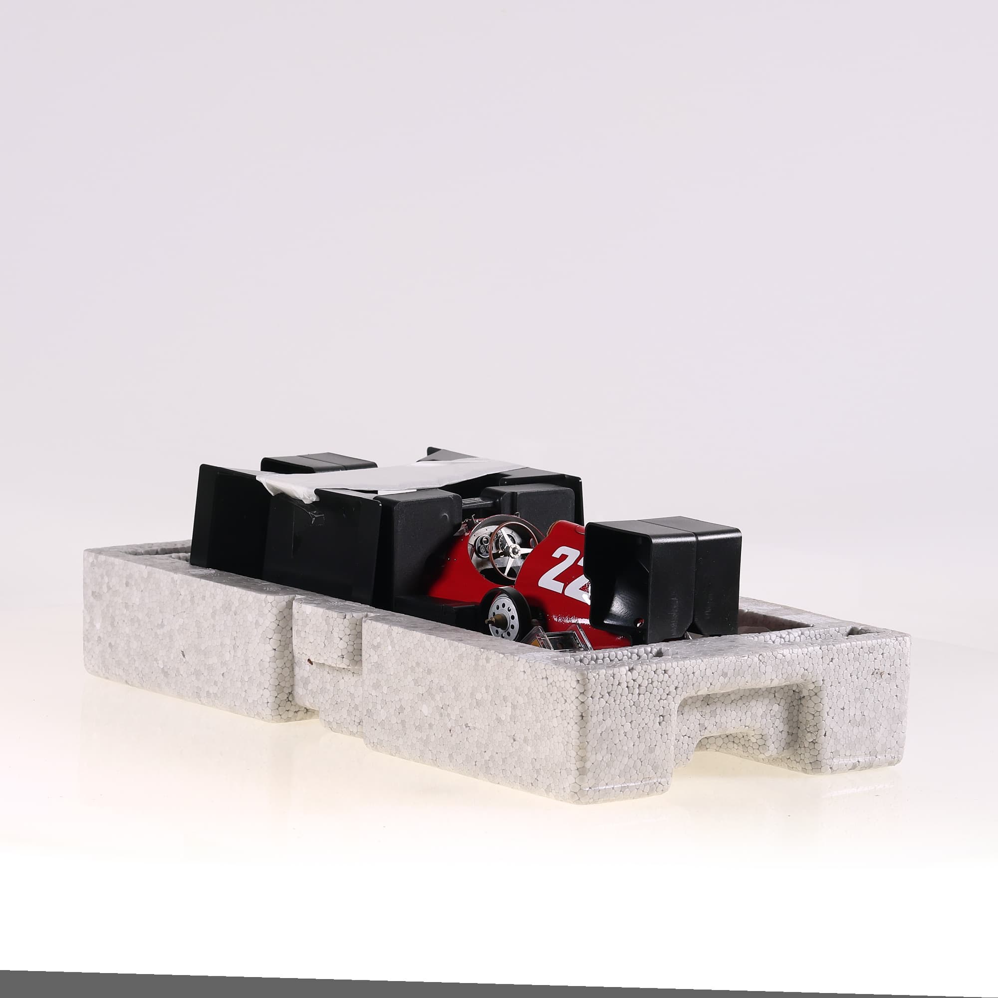 Exoto GPC97240 Alfa Romeo Alfetta 159 #22 1951 1/18 Rouge avec boîte — miniature 5
