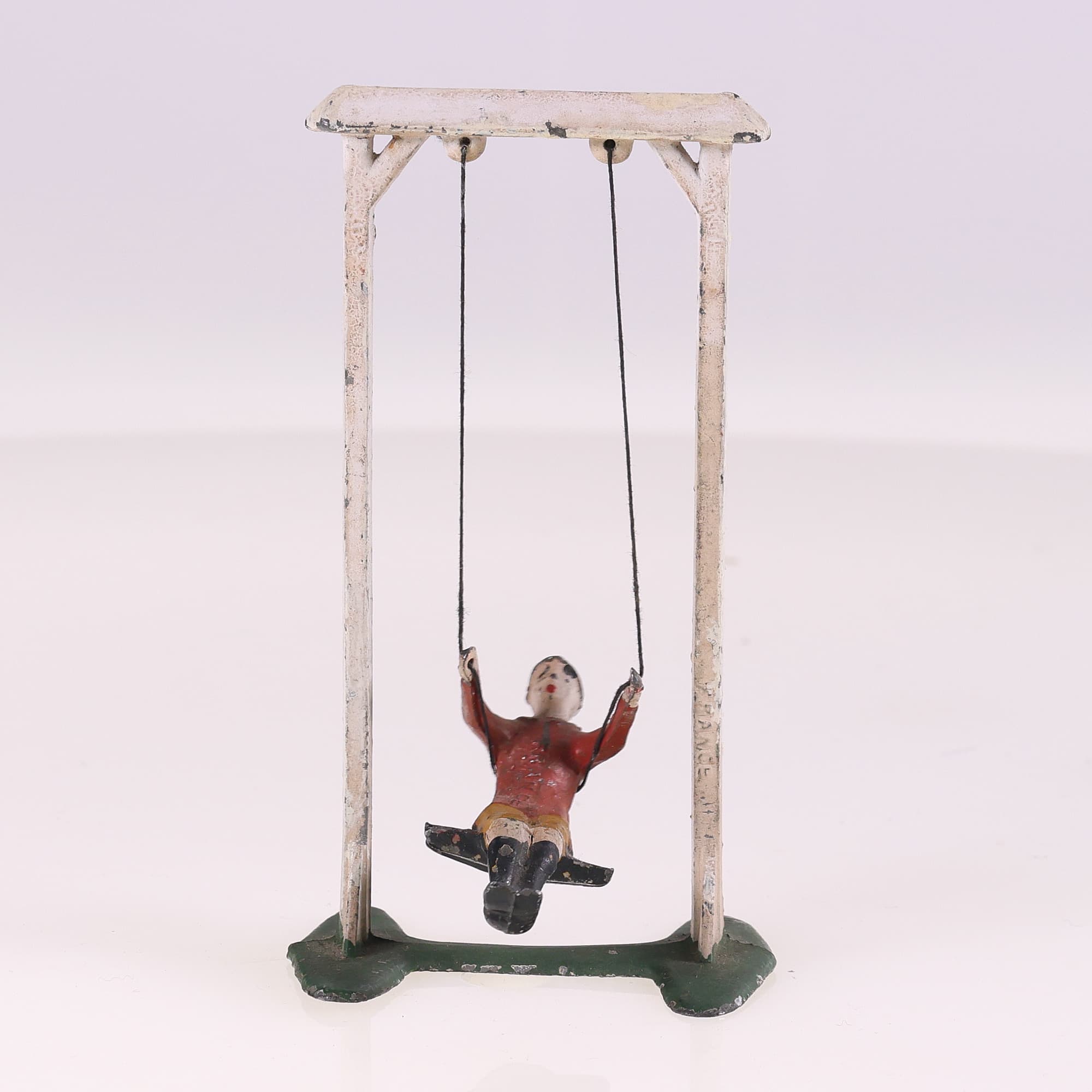 Britains enfant sur balançoire en métal 10 cm Grade B sans boîte