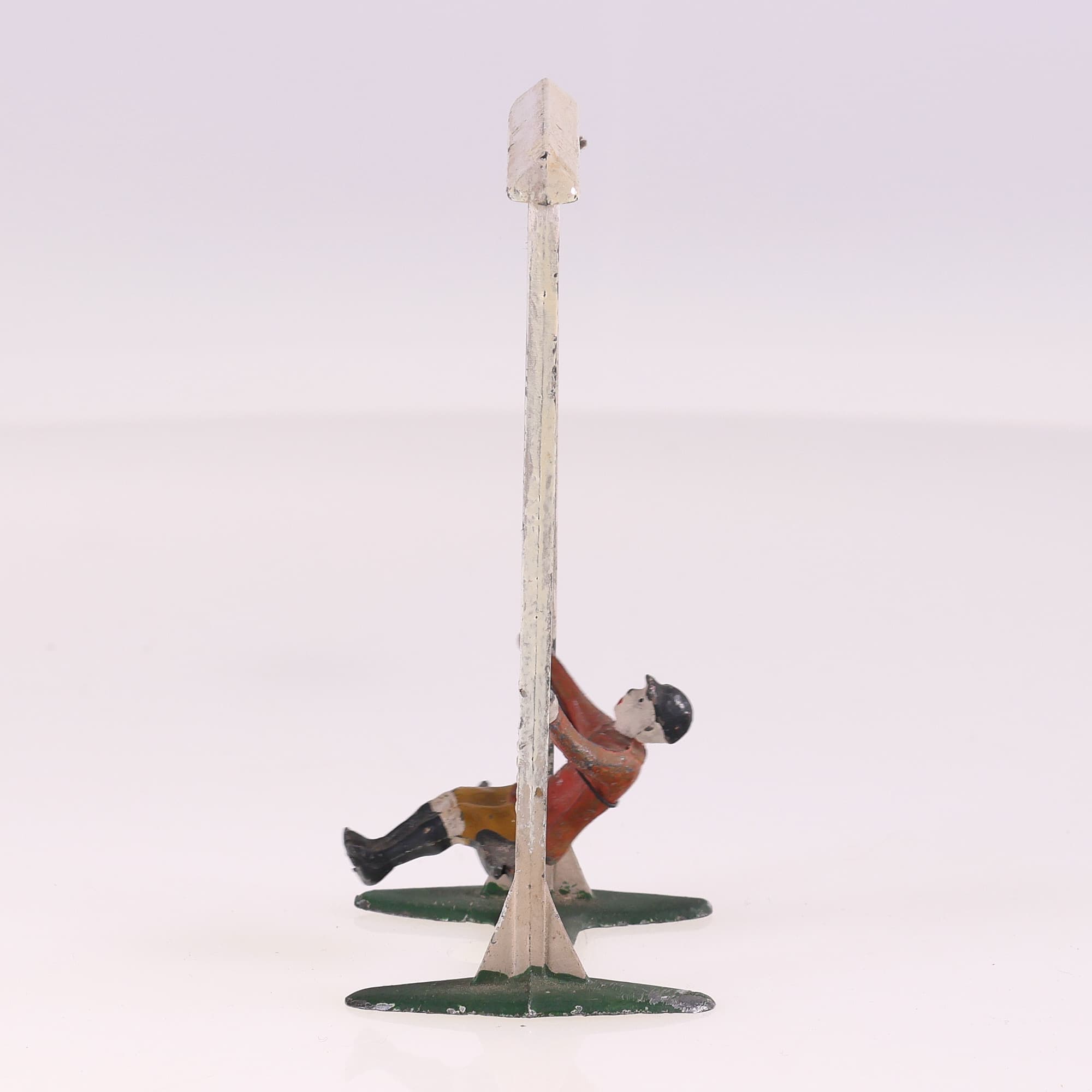 Britains enfant sur balançoire en métal 10 cm Grade B sans boîte — miniature 3