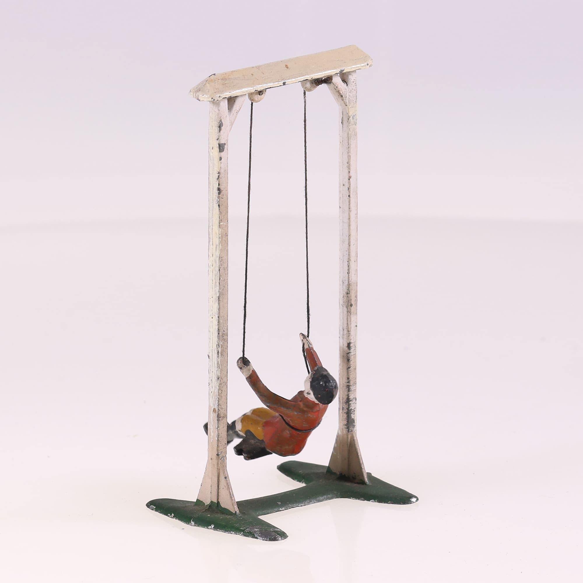 Britains enfant sur balançoire en métal 10 cm Grade B sans boîte — miniature 4
