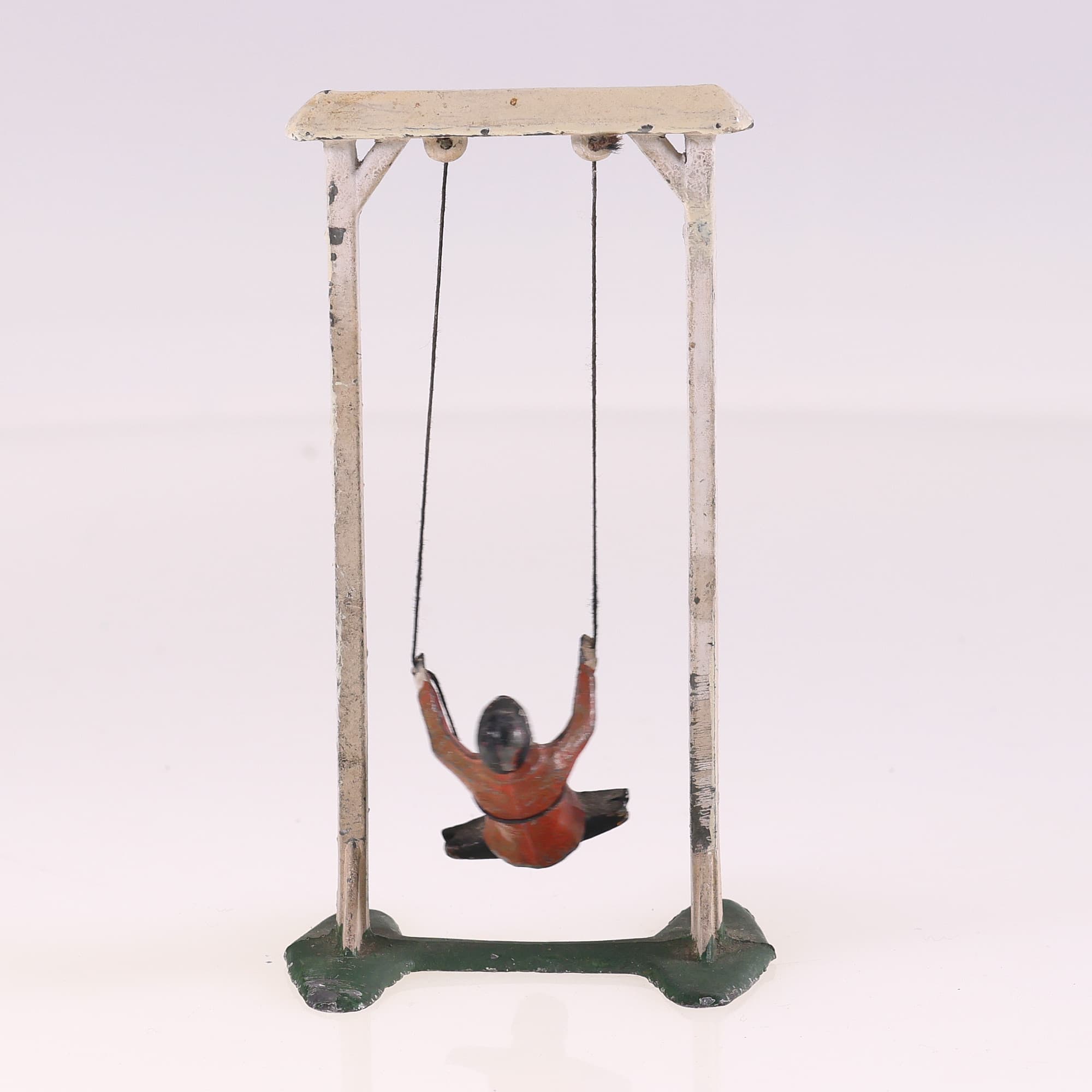 Britains enfant sur balançoire en métal 10 cm Grade B sans boîte — miniature 5
