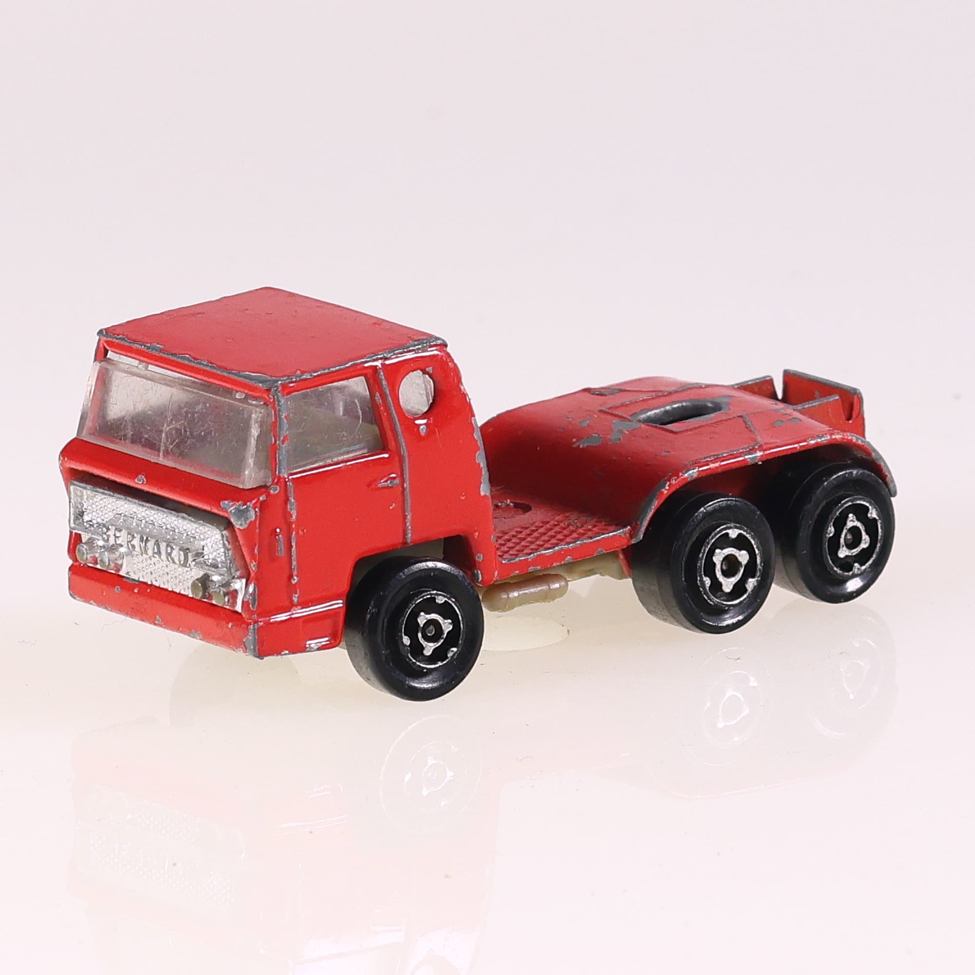 Majorette Bernard tracteur semi-remporque 1/100 Rouge Grade B sans boîte