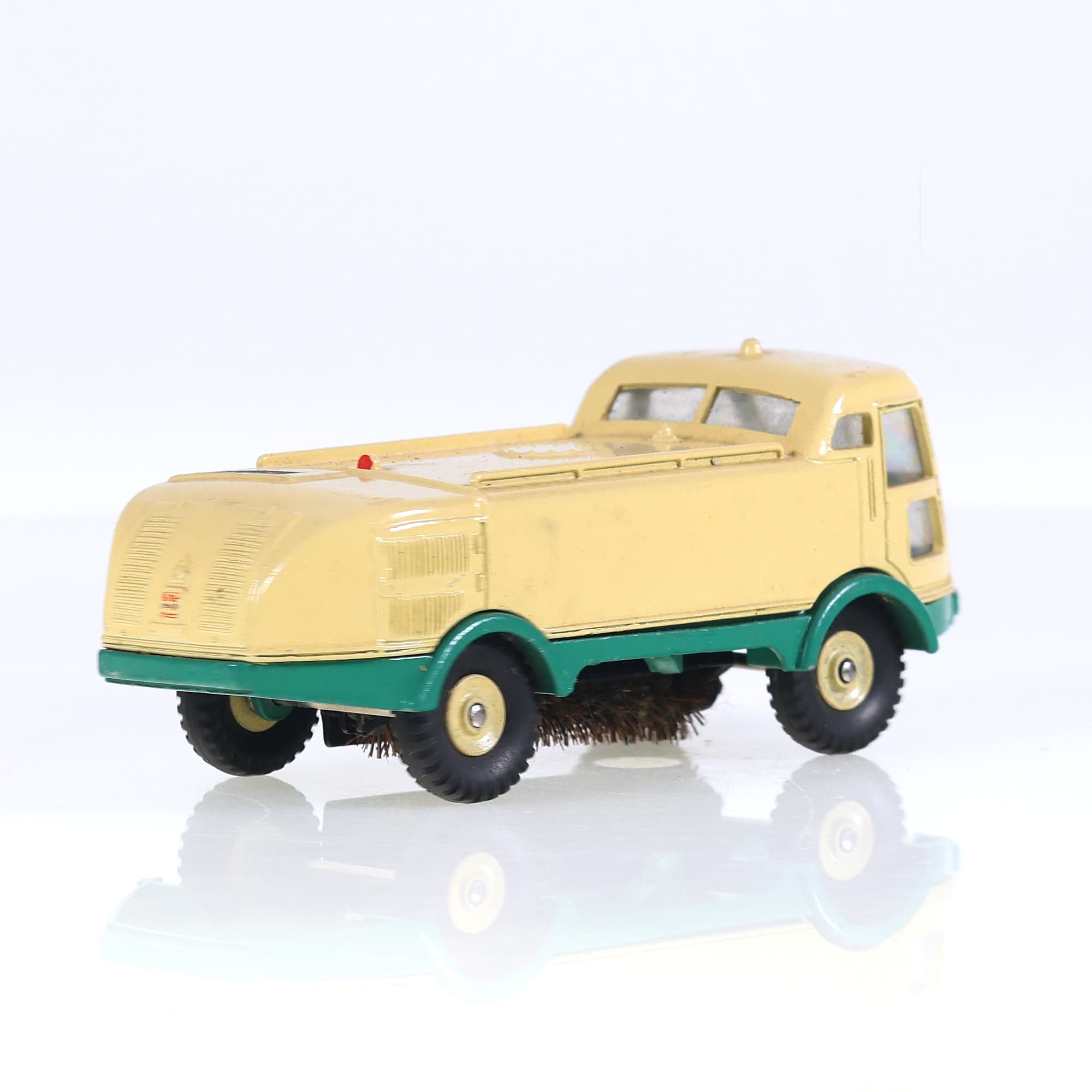 Dinky Toys 596 Arroseuse-Balayeuse à cabine vitrée 1/43 Bicolore Grade B — miniature 5