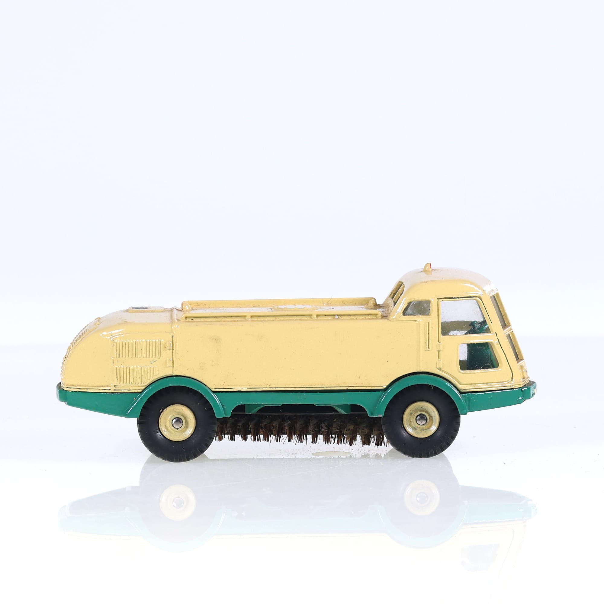 Dinky Toys 596 Arroseuse-Balayeuse à cabine vitrée 1/43 Bicolore Grade B — miniature 6