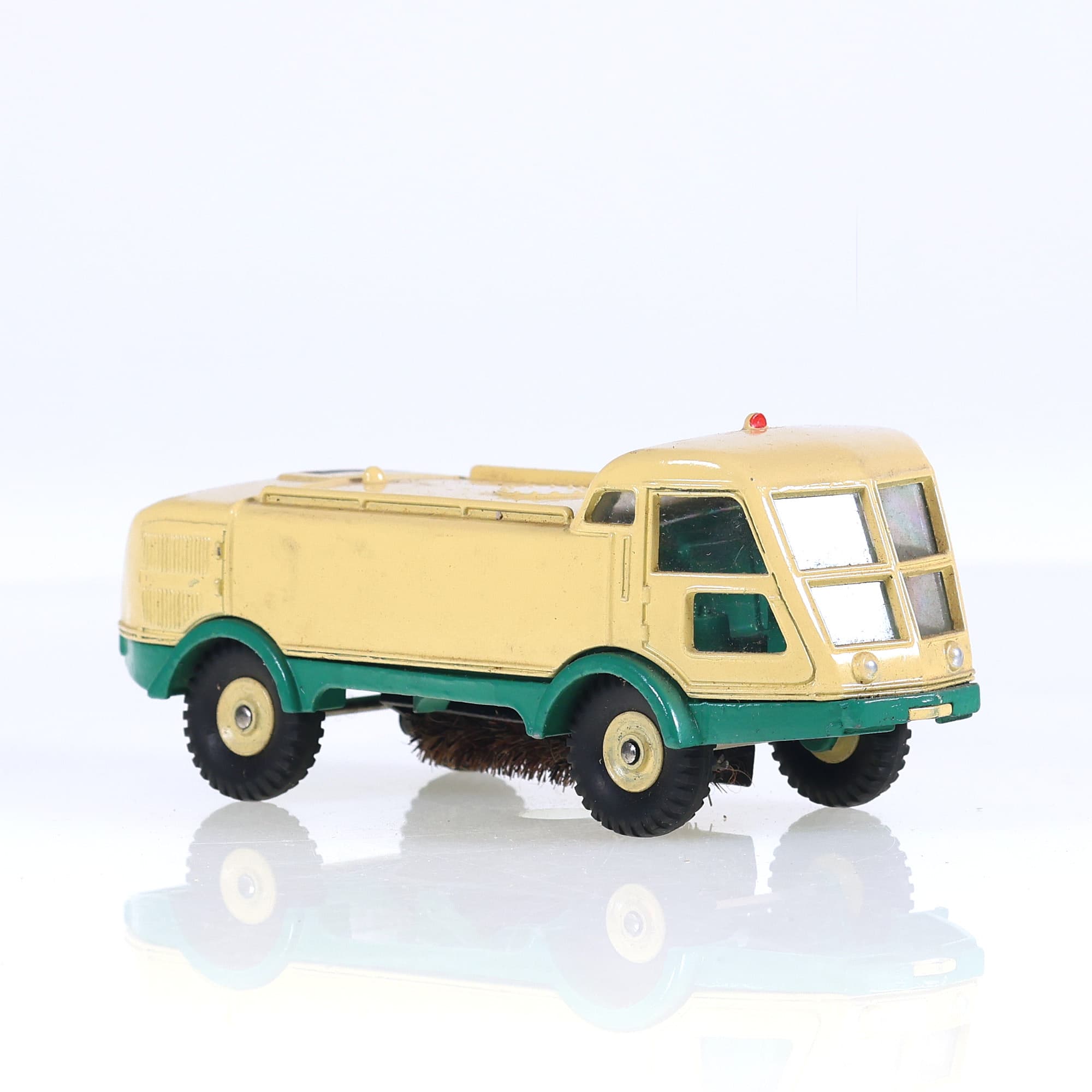 Dinky Toys 596 Arroseuse-Balayeuse à cabine vitrée 1/43 Bicolore Grade B — miniature 7