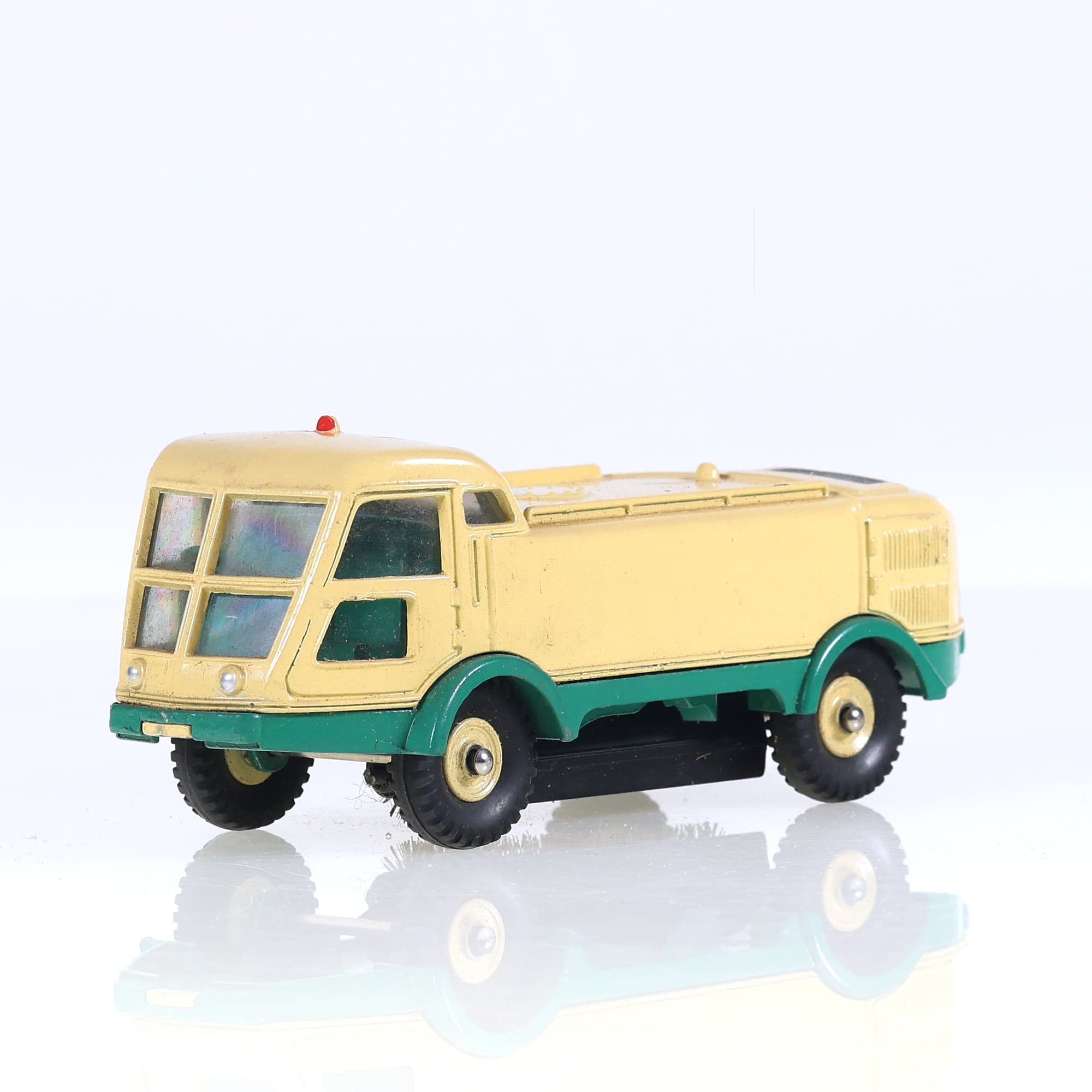 Dinky Toys 596 Arroseuse-Balayeuse à cabine vitrée 1/43 Bicolore Grade B — miniature 9