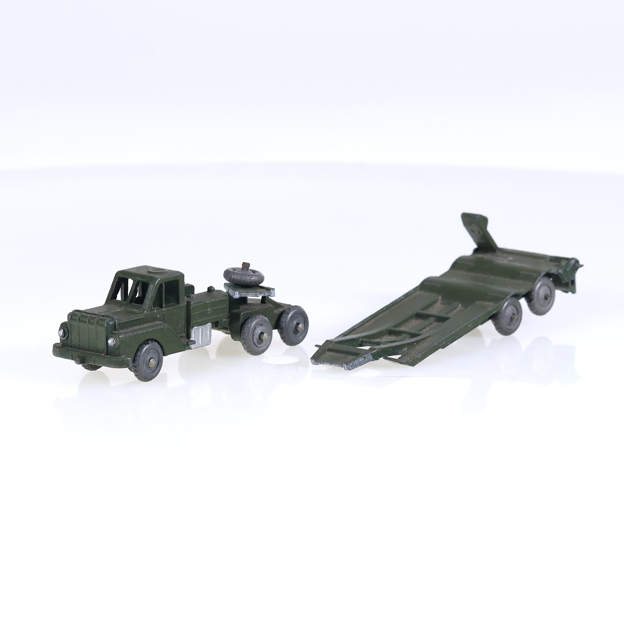 Sentry Box semi-remorque militaire porte char 17 cm Vert foncé à restaurer — photo 1
