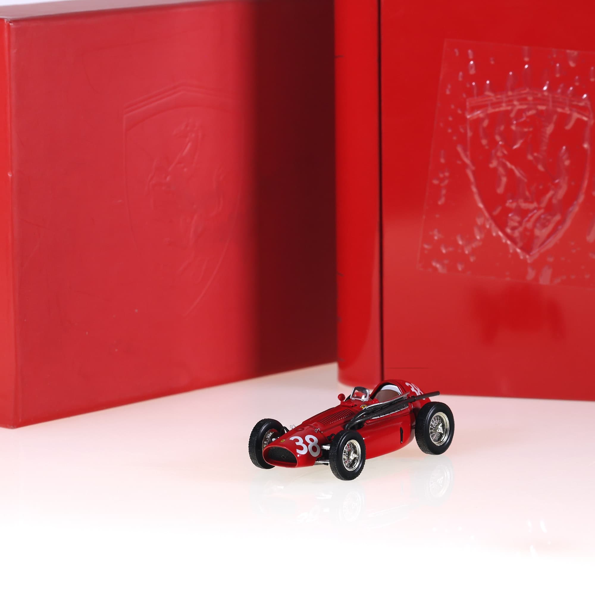 Hot Wheels SF23/54 Ferrari 553 F1Supersqualo #38 1954 avec boîte
