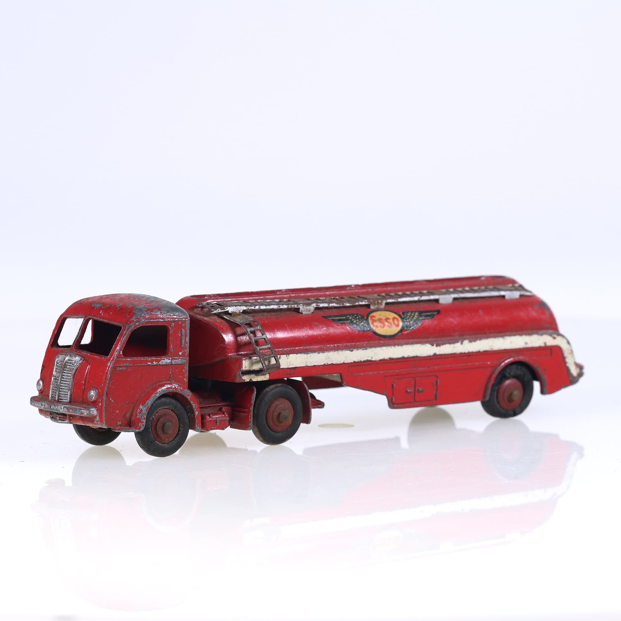 Dinky Toys 32C Panhard camion citerne ESSO 1/43 Rouge Grade D — photo 1