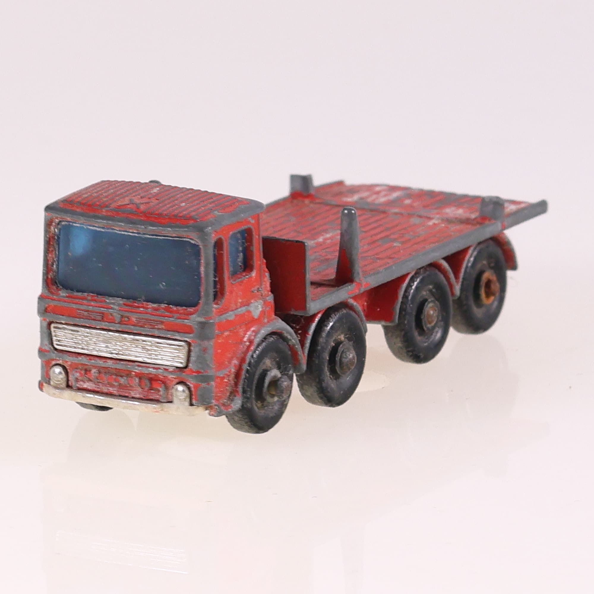 Matchbox 10 Leyland Pipe Truck 1/64 Rouge Grade C sans boîte — photo 1