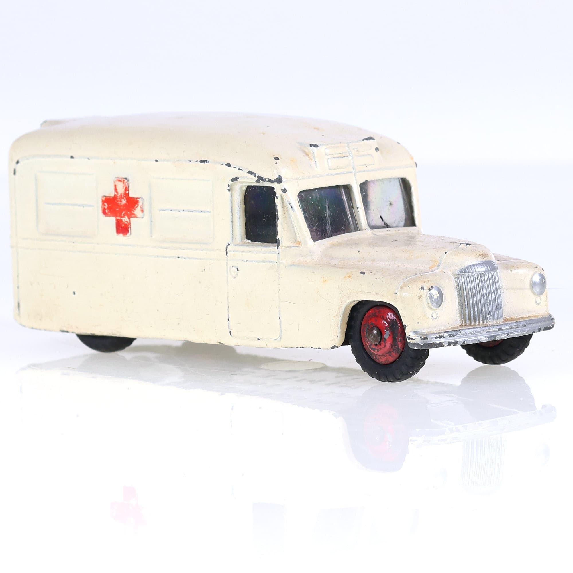 Dinky Toys 253 Daimler Ambulance 1/43 Blanc Grade B avec boîte — miniature 7