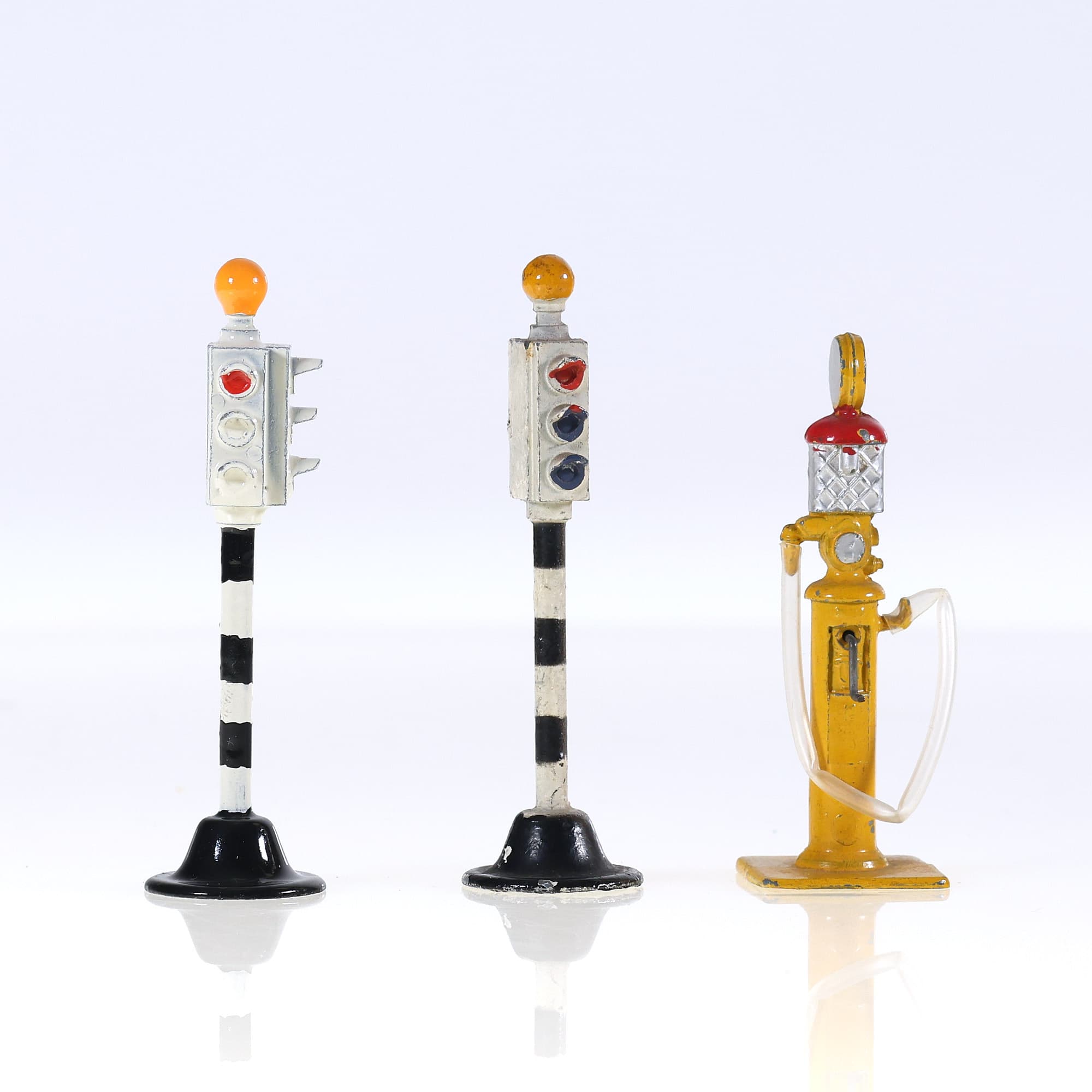 Dinky Toys Pompe à essence et feux de signalisation routière 6,5 cm Grade B — photo 1