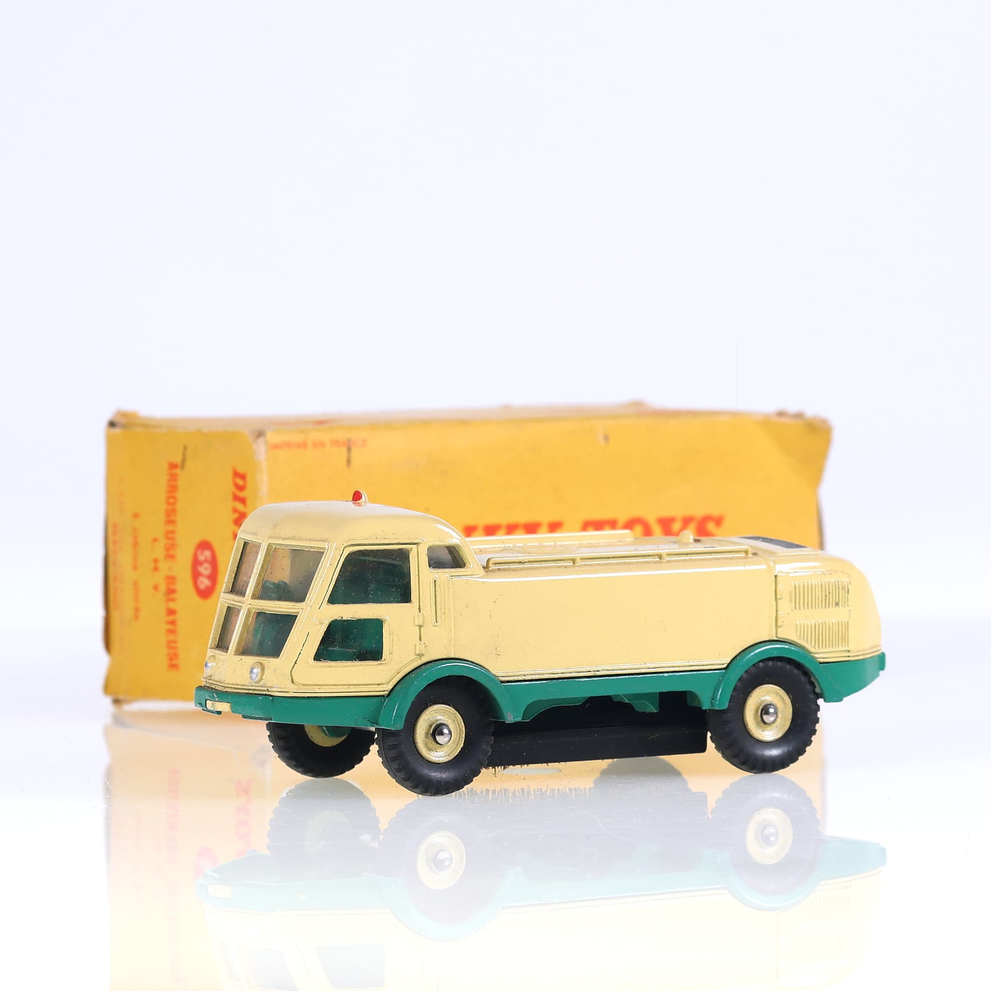 Dinky Toys 596 Arroseuse-Balayeuse à cabine vitrée 1/43 Bicolore Grade B