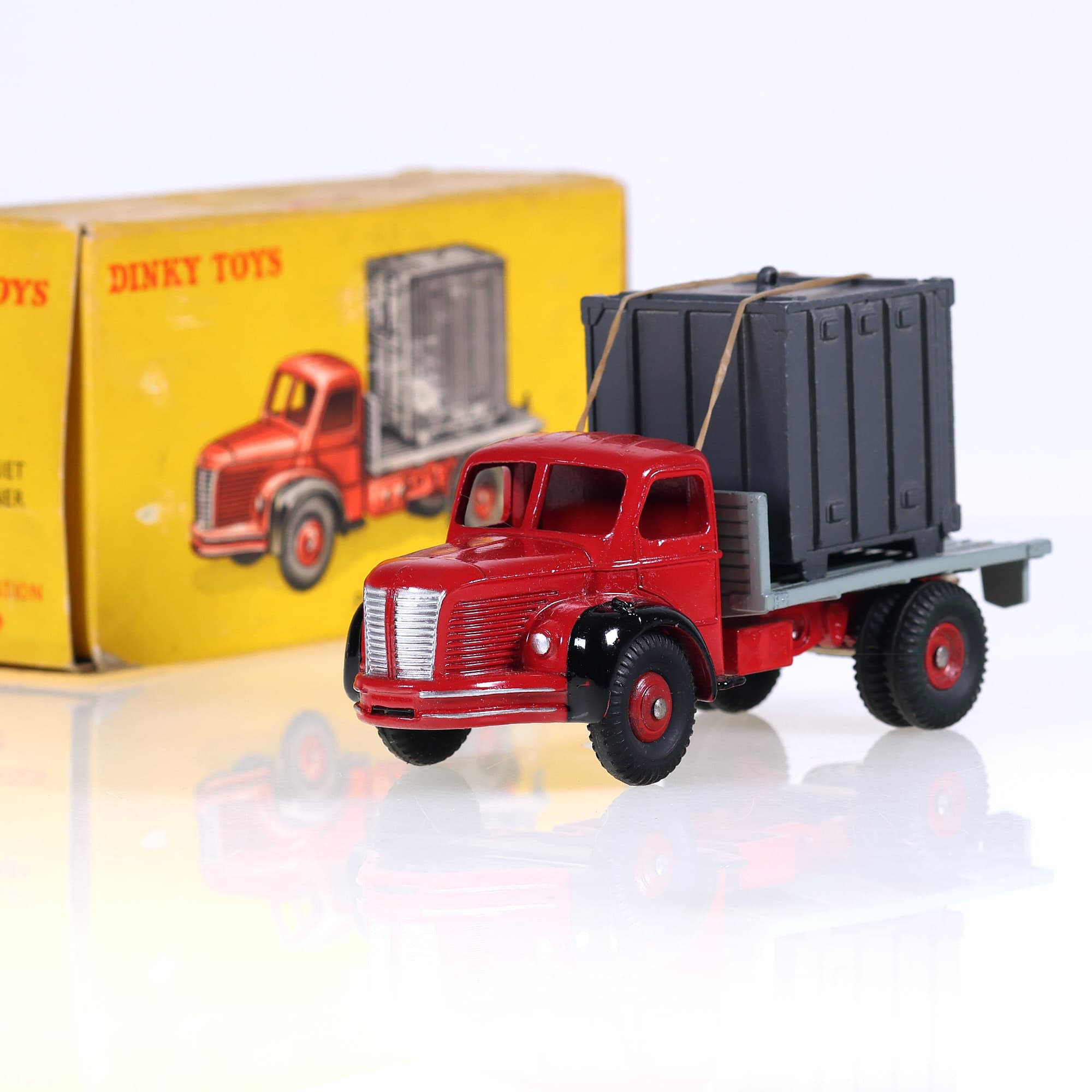 Dinky Toys 34B Berliet Plateau avec Container 1/43 version anneau moulé