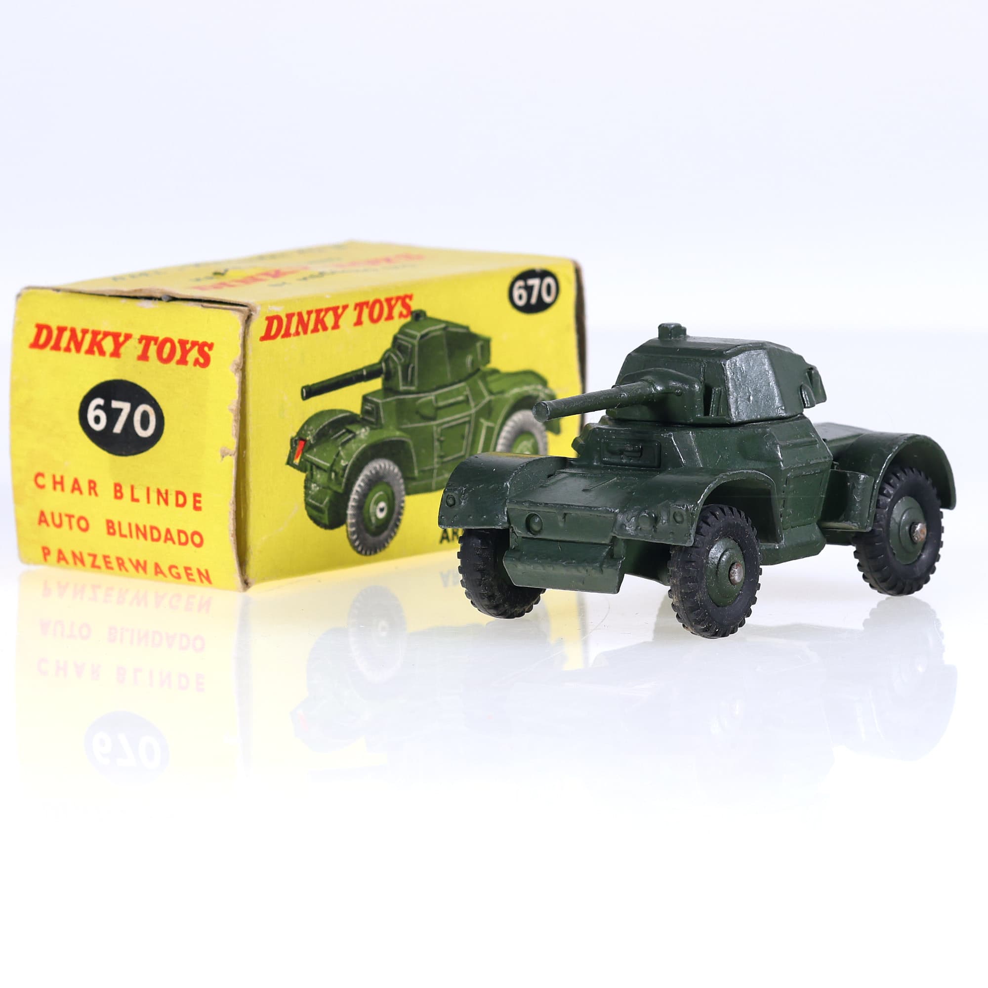 Dinky Toys 670 Armoured Car 1/43 Vert Grade B avec boîte — photo 1